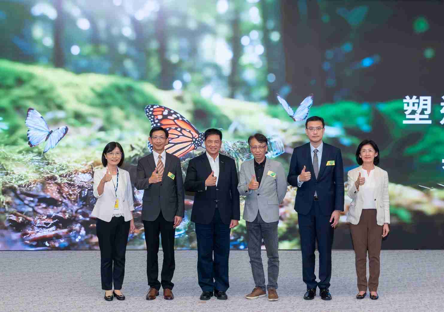 友達2023 CSR共榮大會，，，邀請領域專家分享交流生物多樣性管理趨勢、、無塑產品、、、海廢永續塑料等議題  （圖左到右：友達光電永續長古秀華、、、、3M台灣技術長陳君杰、、、、友達光電董事長暨集團策略長彭双浪、、、光寶科技企業永續發展處處長陳慶暉、、安永聯合會計師事務所執業會計師曾于哲、、友達光電供應鏈總部副總經理吳宜芳）