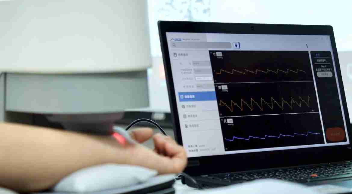 PA直营耘康以高解析与拟真的显示技术，，，，将其应用于中医检测，，，提供“中医数位化检测方案”，，使传统中医检测结果数据化与可视化