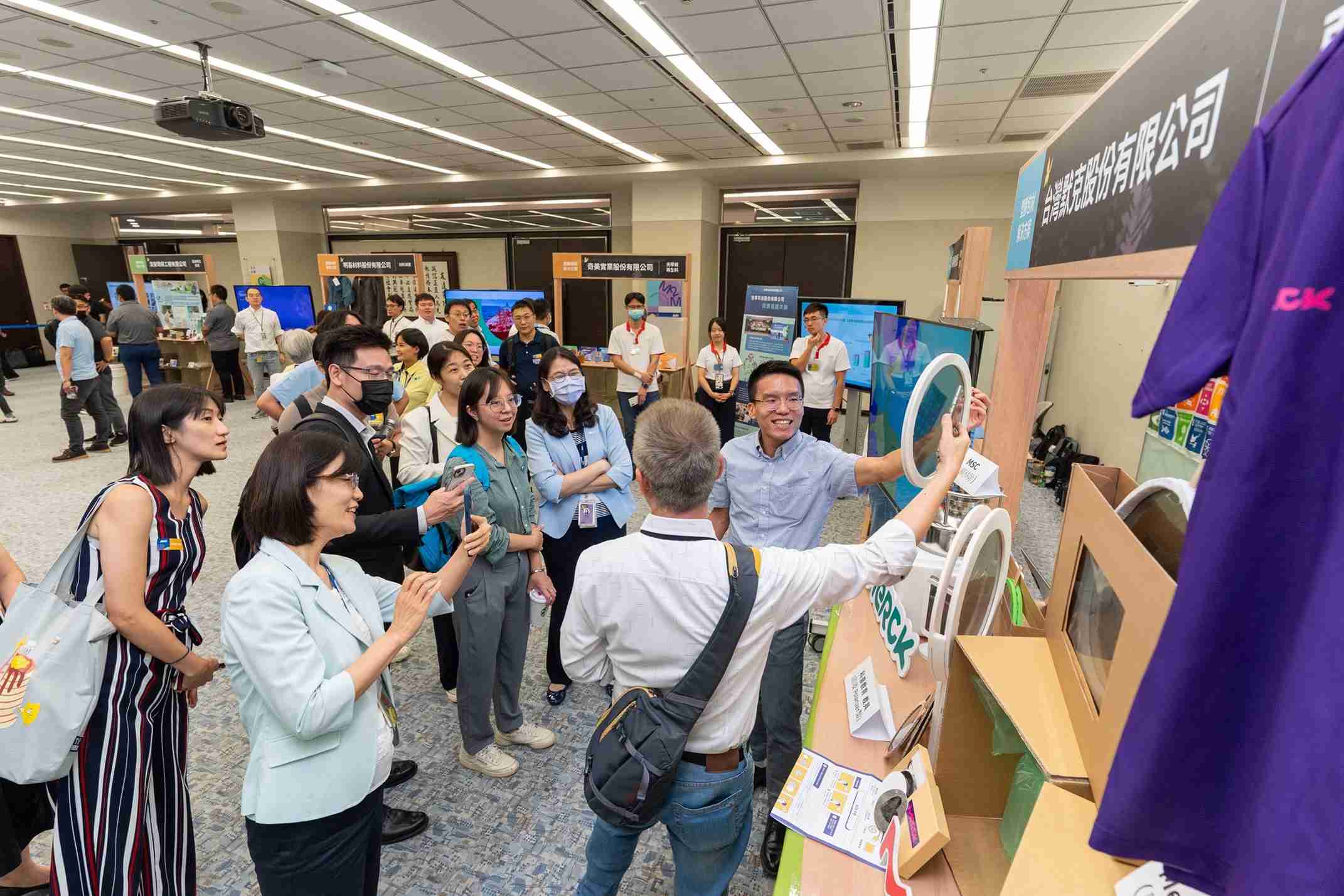 PA直营连手产业伙伴策划首届生态圈联展，，，展示如何将废塑料循环再利用，，创新解决方案包括：塑料包材再生与循环使用、、、再生塑料研发及应用、、废塑料回收再生技术、、、、减塑生活提案等