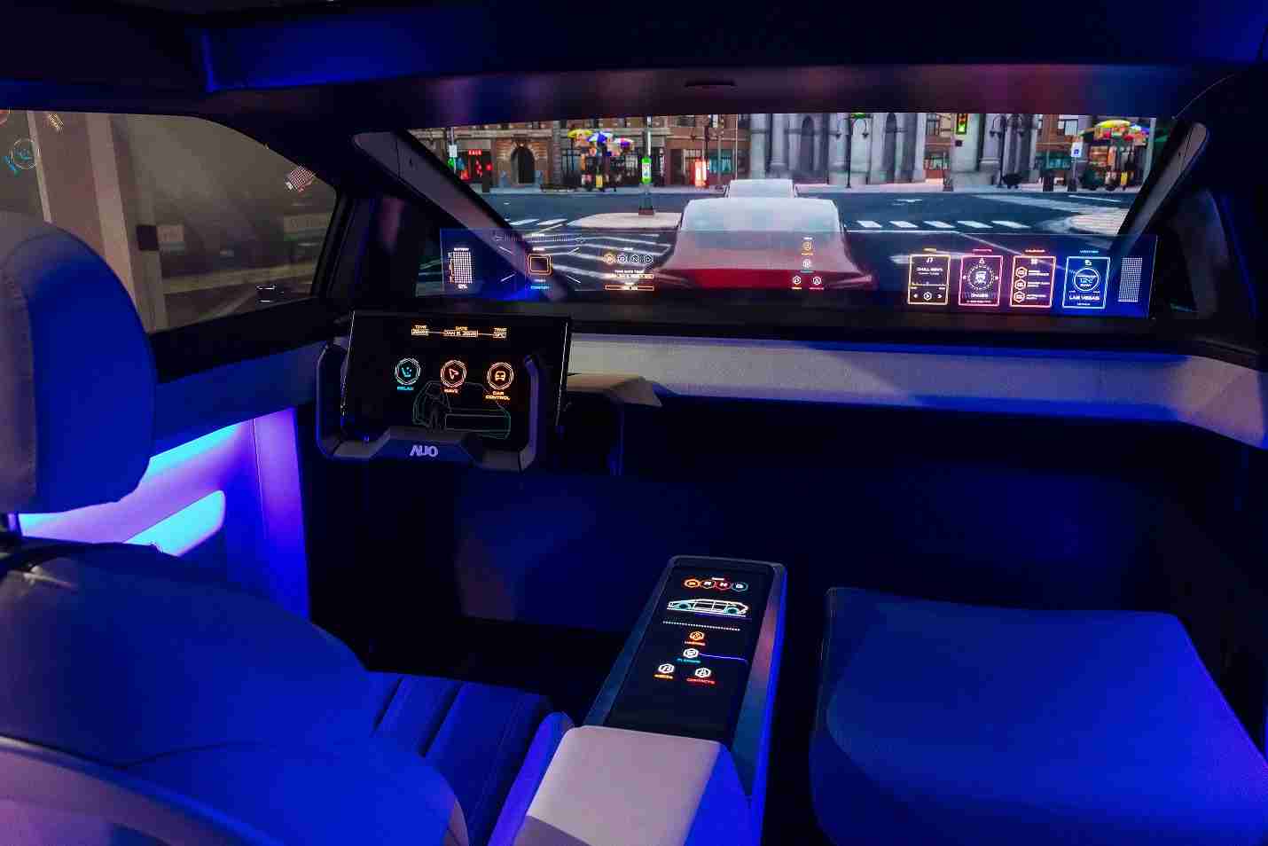 PA直营连续四年入围科睿唯安全球百大创新机构，，专利布局科技与绿色创新前沿。。。。图为PA直营发挥先进显示科技Micro LED多元尺寸与型态应用优势所打造之智能车舱；同时，，PA直营已于全球累积取得4500件节能减碳相关的专利证书，，当中2024年Micro LED年度获证量占比已超过8成