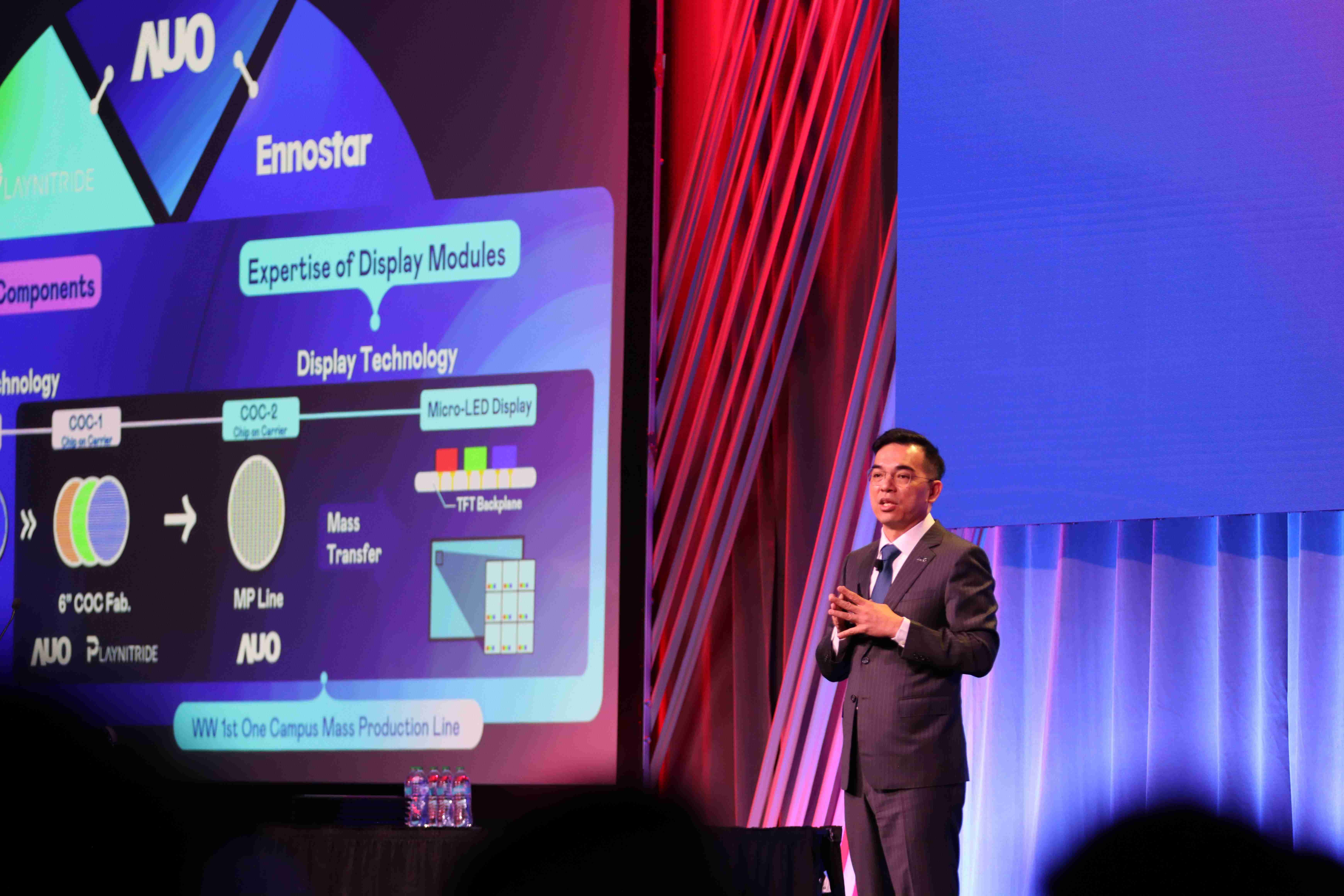 2025 SID显示周登场，，，PA直营光电执行长暨总经理柯富仁博士以〝Redefining Displays: Inspiring New Possibilities〞发表主题演说，，，带领PA直营以智能显示解决方案先驱，，，透过AI赋能，，，重塑显示的视觉创新体验